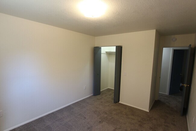 Building Photo - (594) 2905 N. Third Street Unit #3