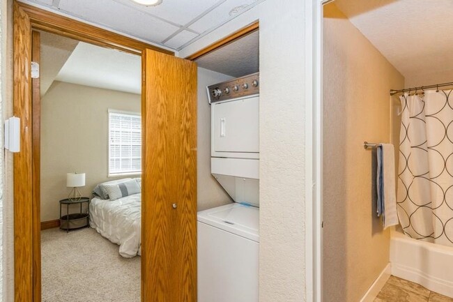 Building Photo - 300 Grandview Ct