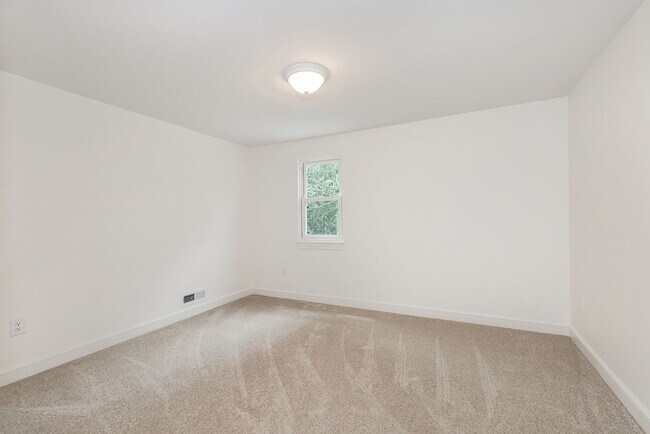 Building Photo - Four bedrooms/2.5 Baths Newly Remodeled Bay Village Home!