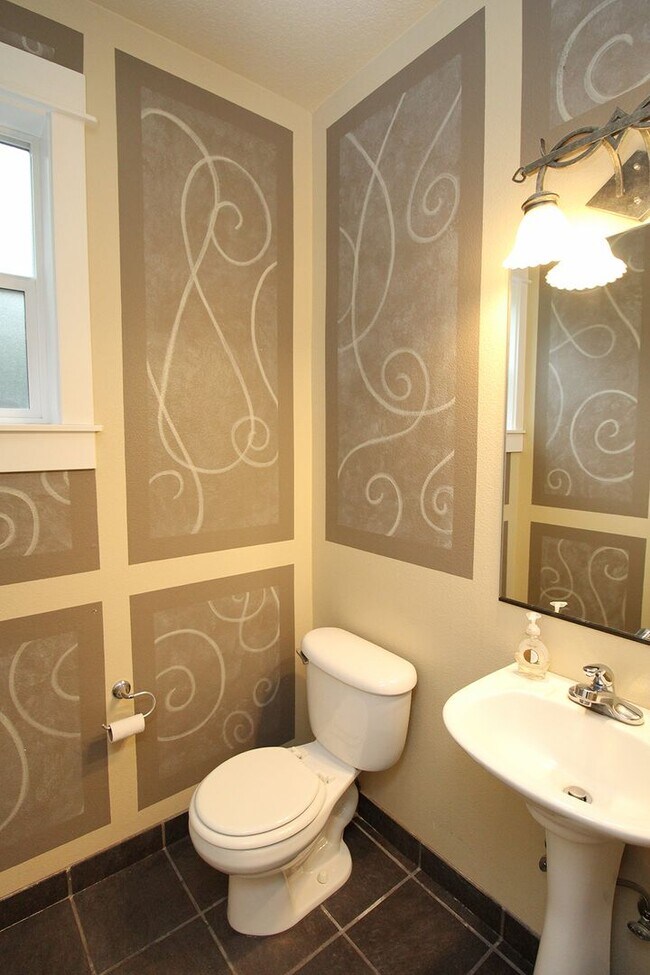 Building Photo - Alluring 4 Bedroom, 2.5 Bathroom Modern ho...