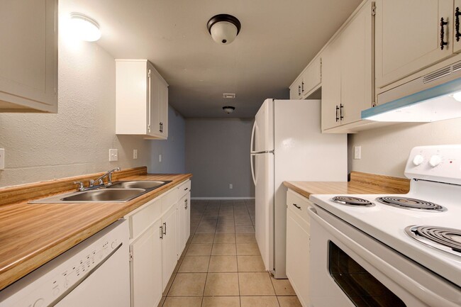 Building Photo - Spacious 2 Bedroom, 2 Bathroom in Picadill...