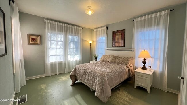 Building Photo - 255 Lexington Dr