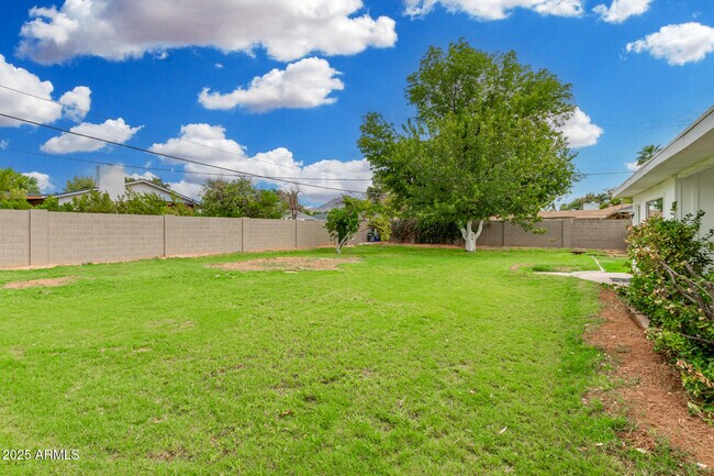 Building Photo - 3726 E Weldon Ave
