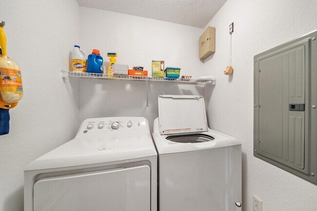 Building Photo - 3019 Alcazar Pl