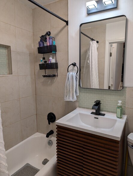 Building Photo - 15 University Rd