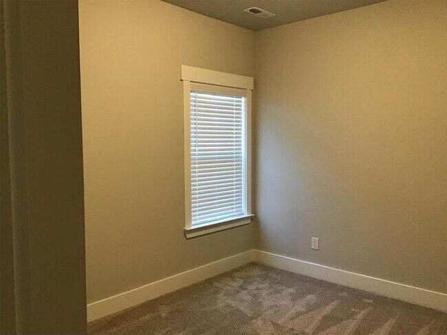Building Photo - 700 Rivulet Dr SW