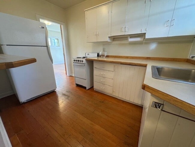 Building Photo - West Side Location