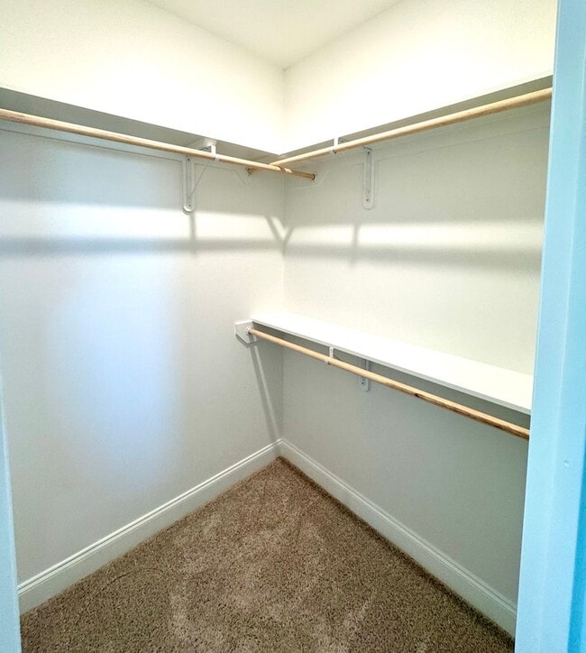 Building Photo - 4 Bed 2 Full baths