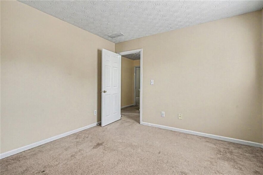 Building Photo - 375 Clairidge Ln SW