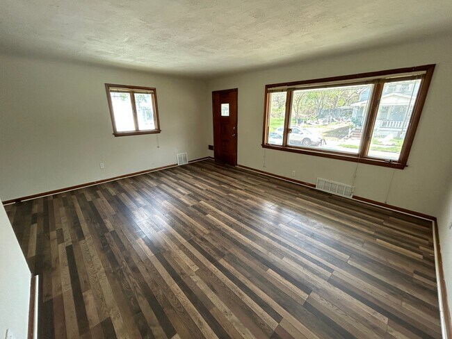 Building Photo - 3430 E 73rd St