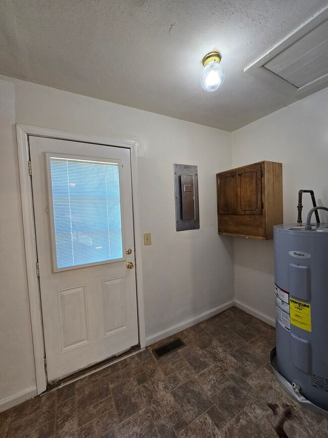 Building Photo - $1195 - Charming 3 Bedroom 1 Bathroom Bric...