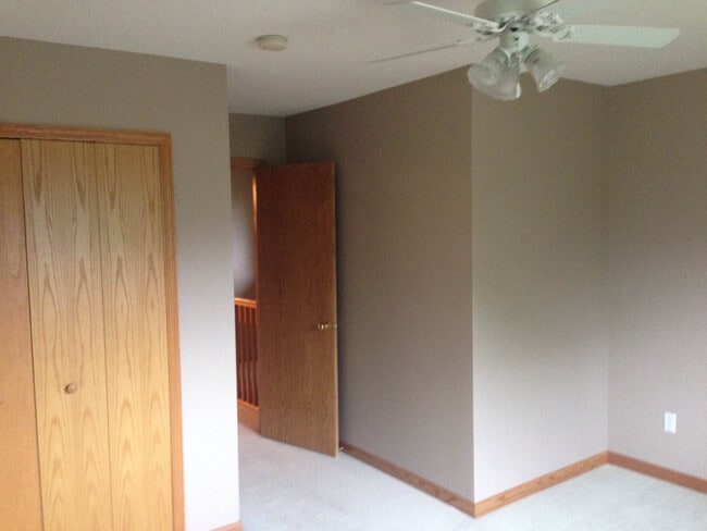 Building Photo - End Unit 3 bed finished basement Town Home