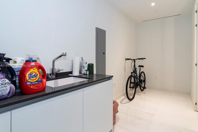 Building Photo - 300 Biscayne Blvd Way