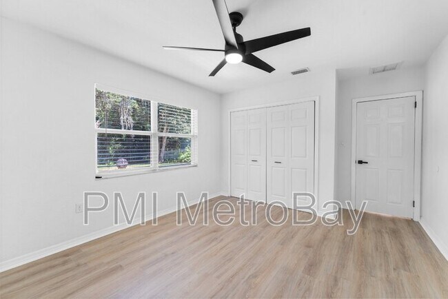 Building Photo - 4939 Woodland Dr