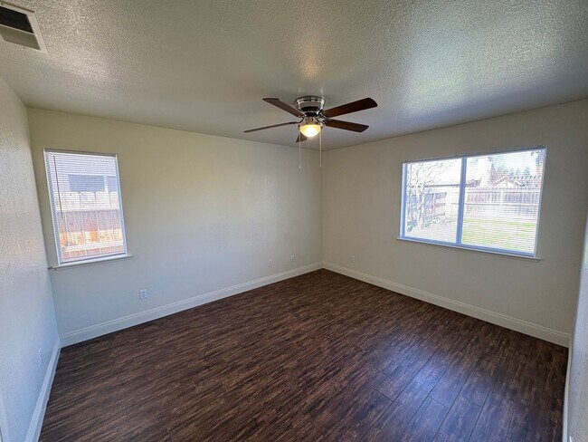 Building Photo - SE Visalia home Rent Ready!