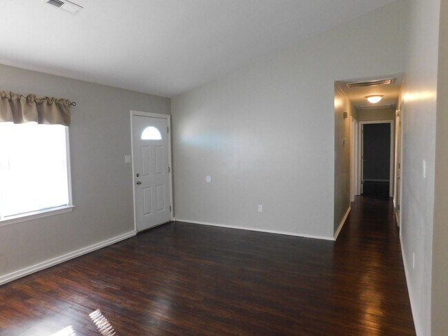 Building Photo - Charming Home in Havelock