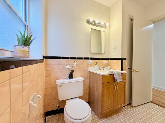 Building Photo - 5524 Chippewa St