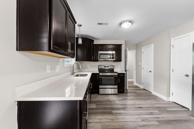 Building Photo - Beautiful Home!