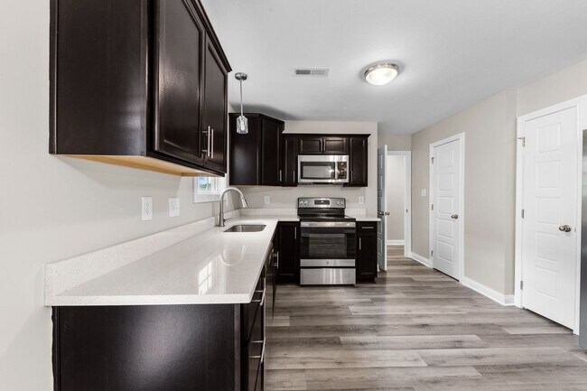 Building Photo - Beautiful Home! Coming Soon!