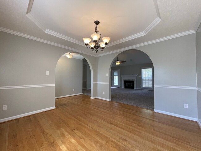 Building Photo - Immaculate and Move In Ready on Newport!