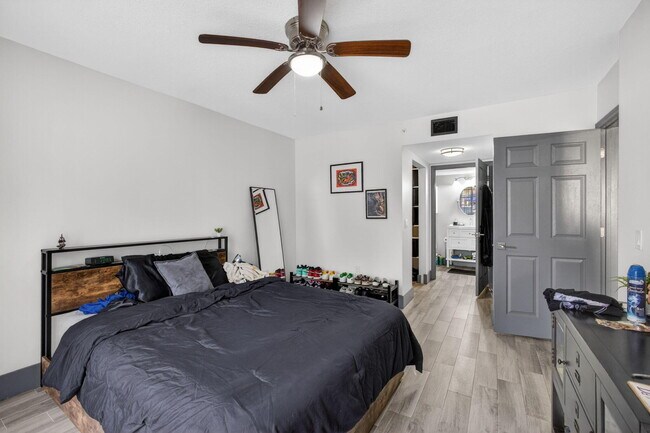 Building Photo - 4211 San Marino Blvd