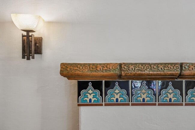 Building Photo - Mediterranean Beauty in Crescent Park – 5B...