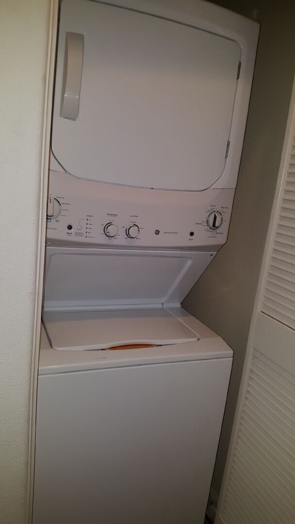 Building Photo - Sabre Springs 2 BR, 2 BA Townhome w/Garage