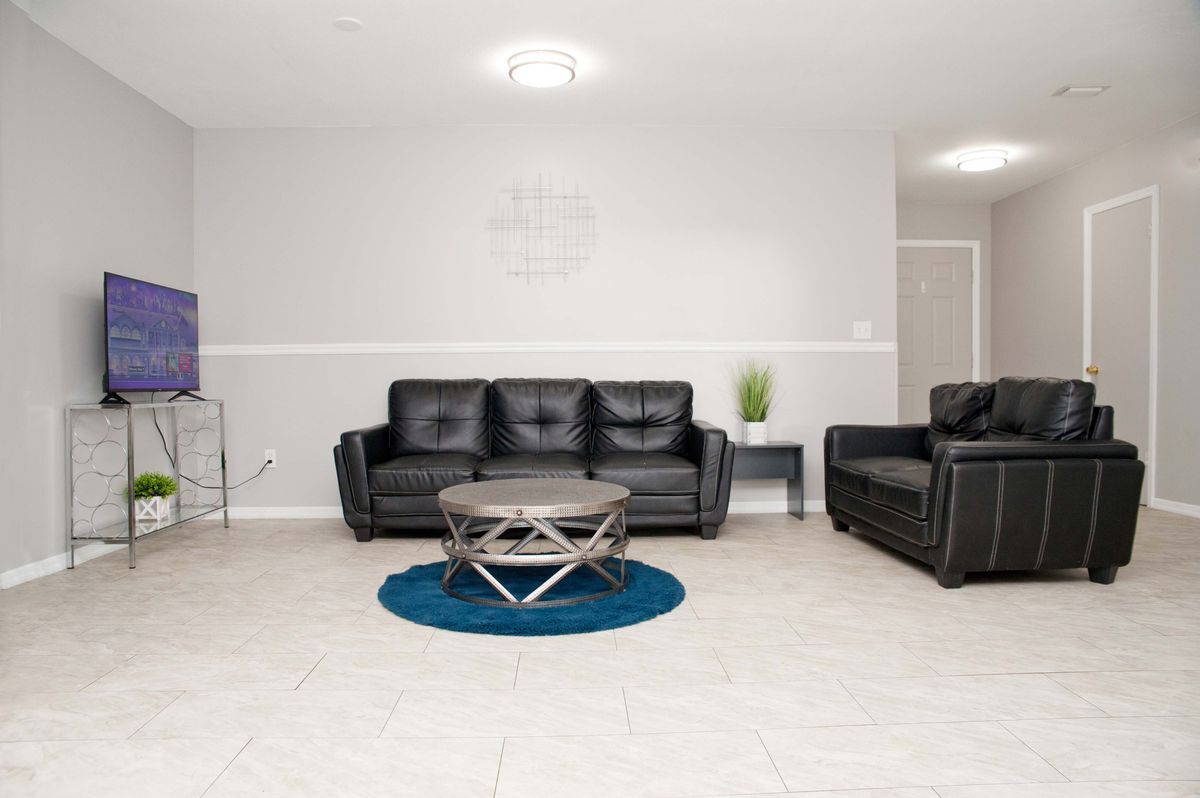 Building Photo - 722 SE Thanksgiving Ave