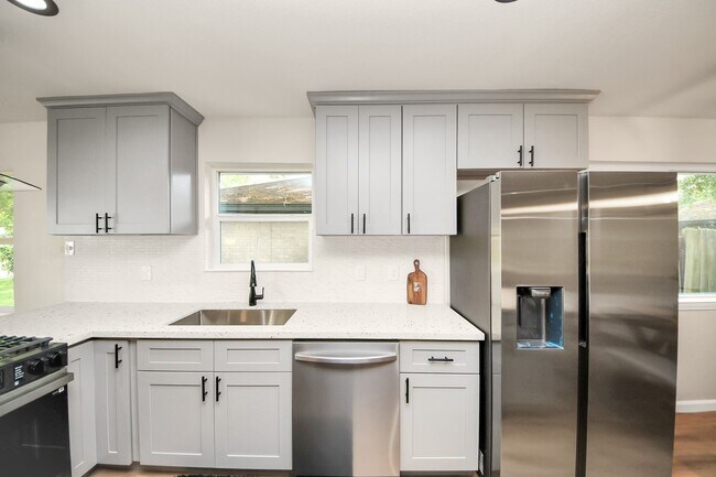 Building Photo - 2407 Crestdale Dr
