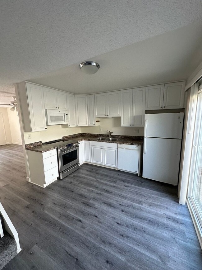Building Photo - CHARMING 2-BEDROOM TOWNHOME IN GENESEE HIG...