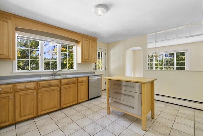 Building Photo - 27 Hermon St