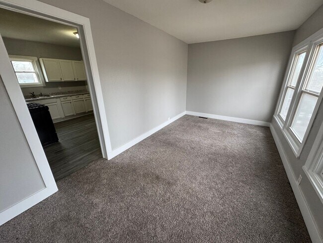 Building Photo - 5 bedroom 2 bath house in Moline