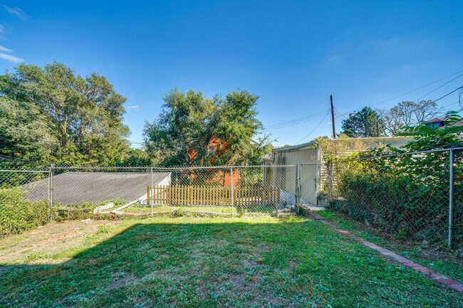 Building Photo - 2633 Broadway Ave