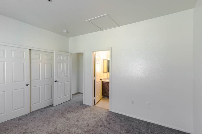 Building Photo - 4 Bed and 4 Bath Townhome In Gated North Las Vegas Community