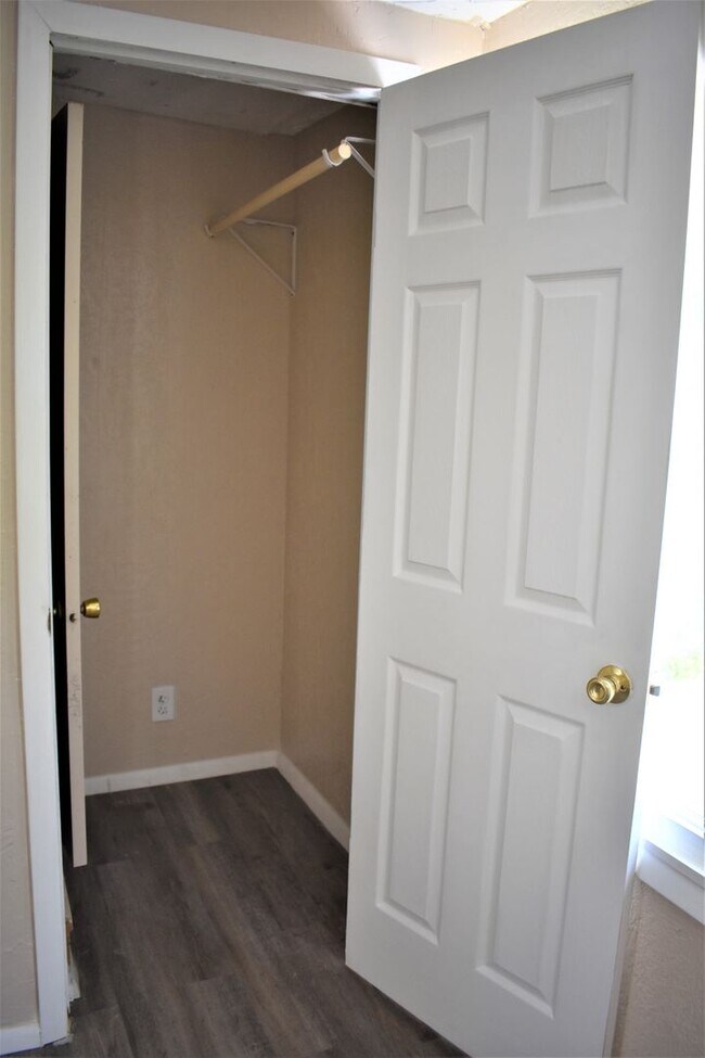 Building Photo - LEASE PENDING AS OF 05/06/2025: Lovely 3 b...