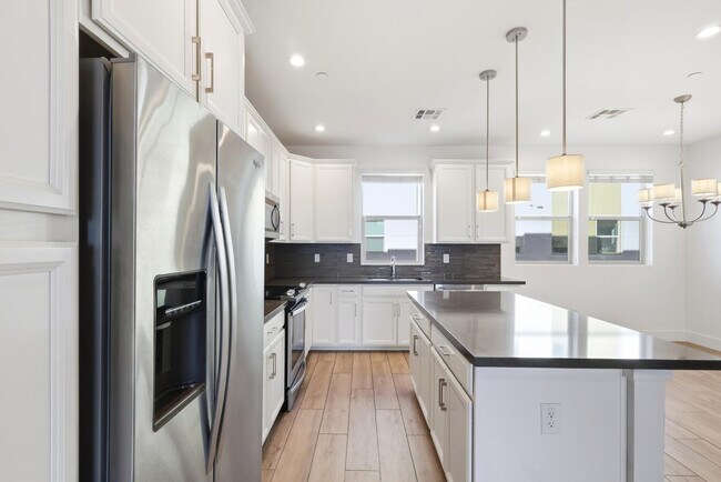 Building Photo - 820 N 8th Ave