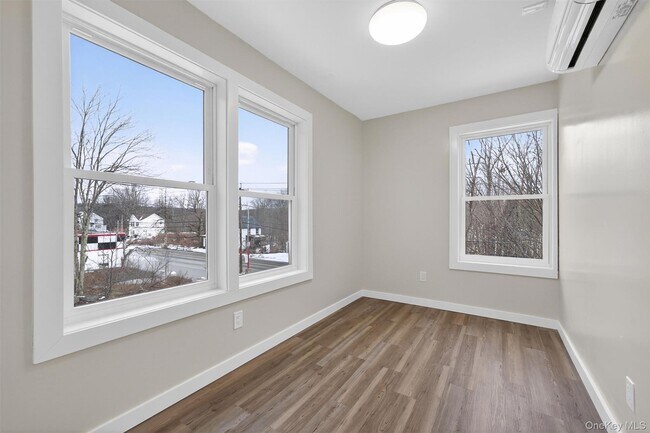 Building Photo - 303 Main St