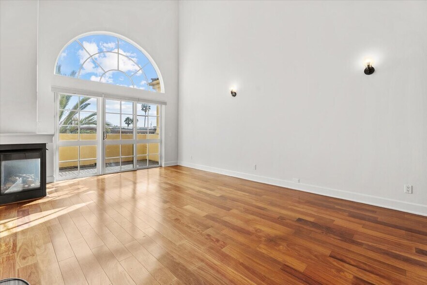 Building Photo - 851 N San Vicente Blvd