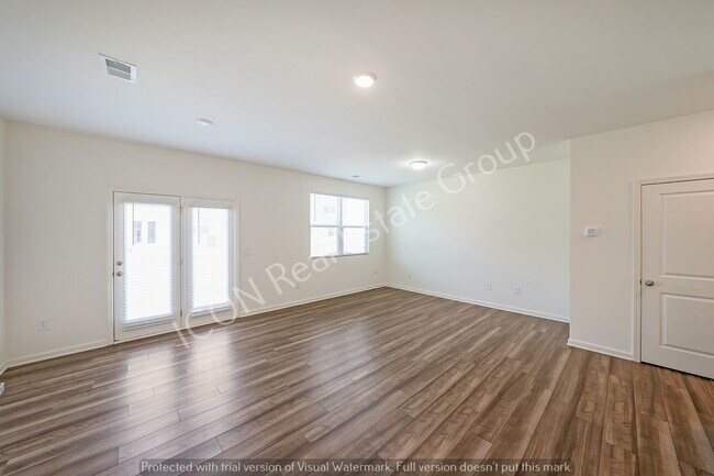 Building Photo - 3/2.5 Townhouse close to 41 and downtown