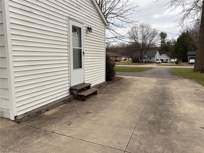 Building Photo - 1550 Chapman Dr