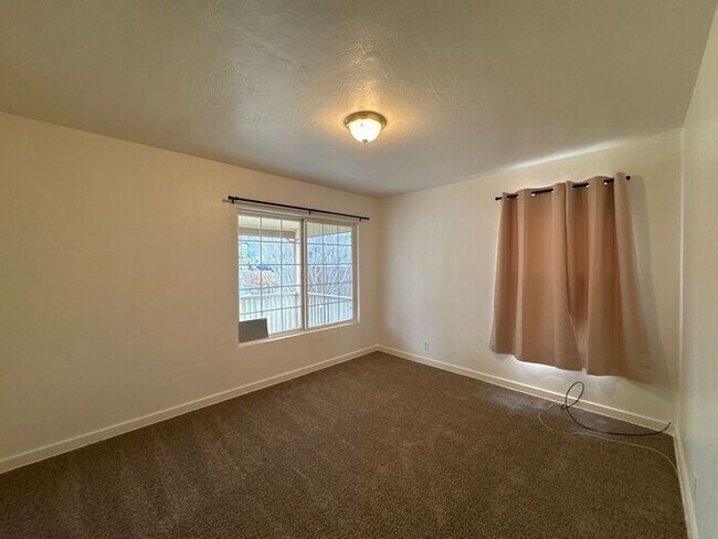 Building Photo - Charming 3 bed / 1 bath COMING SOON in the...