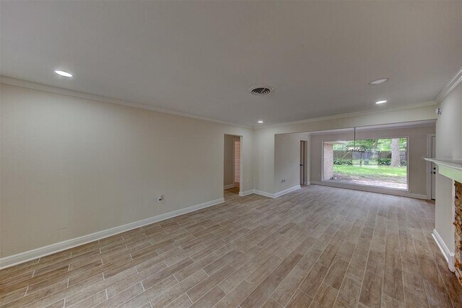 Building Photo - 8826 Robindell Dr