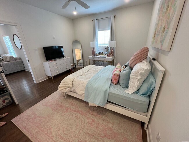 Building Photo - 3 bed 3.5 bath in South Grove!