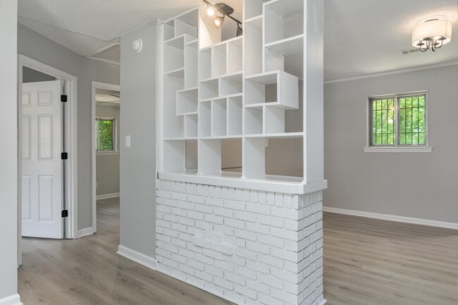 Building Photo - 7742 Holiday Hills Cir