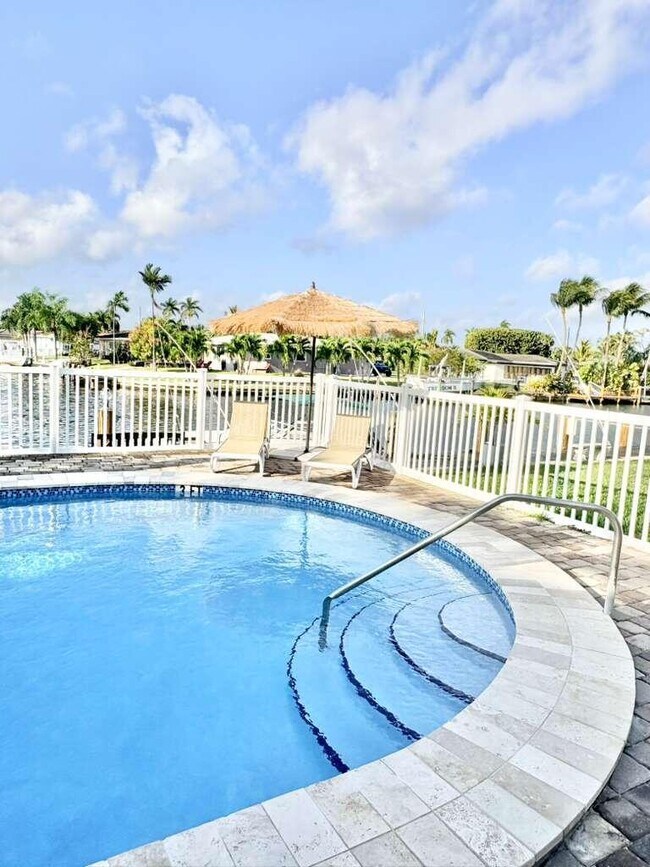 Building Photo - 1004 Pine Dr