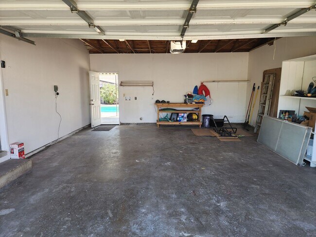 Building Photo - 3 Bedroom 2 Bathroom with Pool Near Davis High School