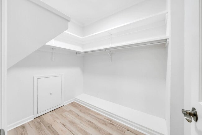 Building Photo - 1524 Glenlake Cir