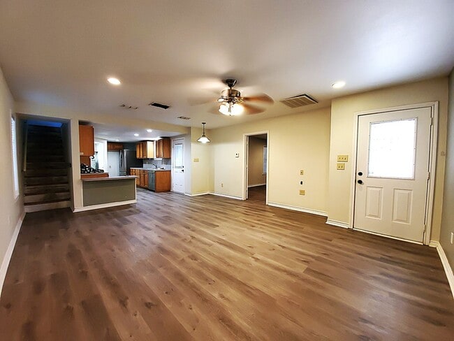 Building Photo - Welcome to this charming 2 bedroom, 2 bathroom home in Henderson, Texas!