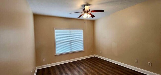 Building Photo - Great Home and Location-Available Now!