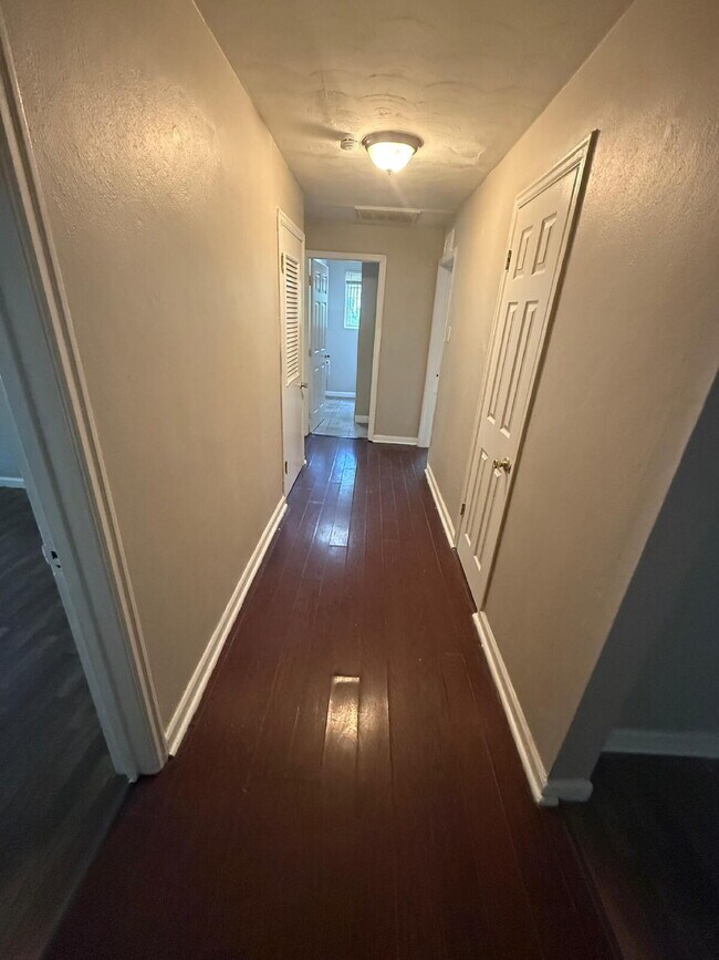 Building Photo - Beautiful 4 Bedroom Rental in Berkeley, MO...